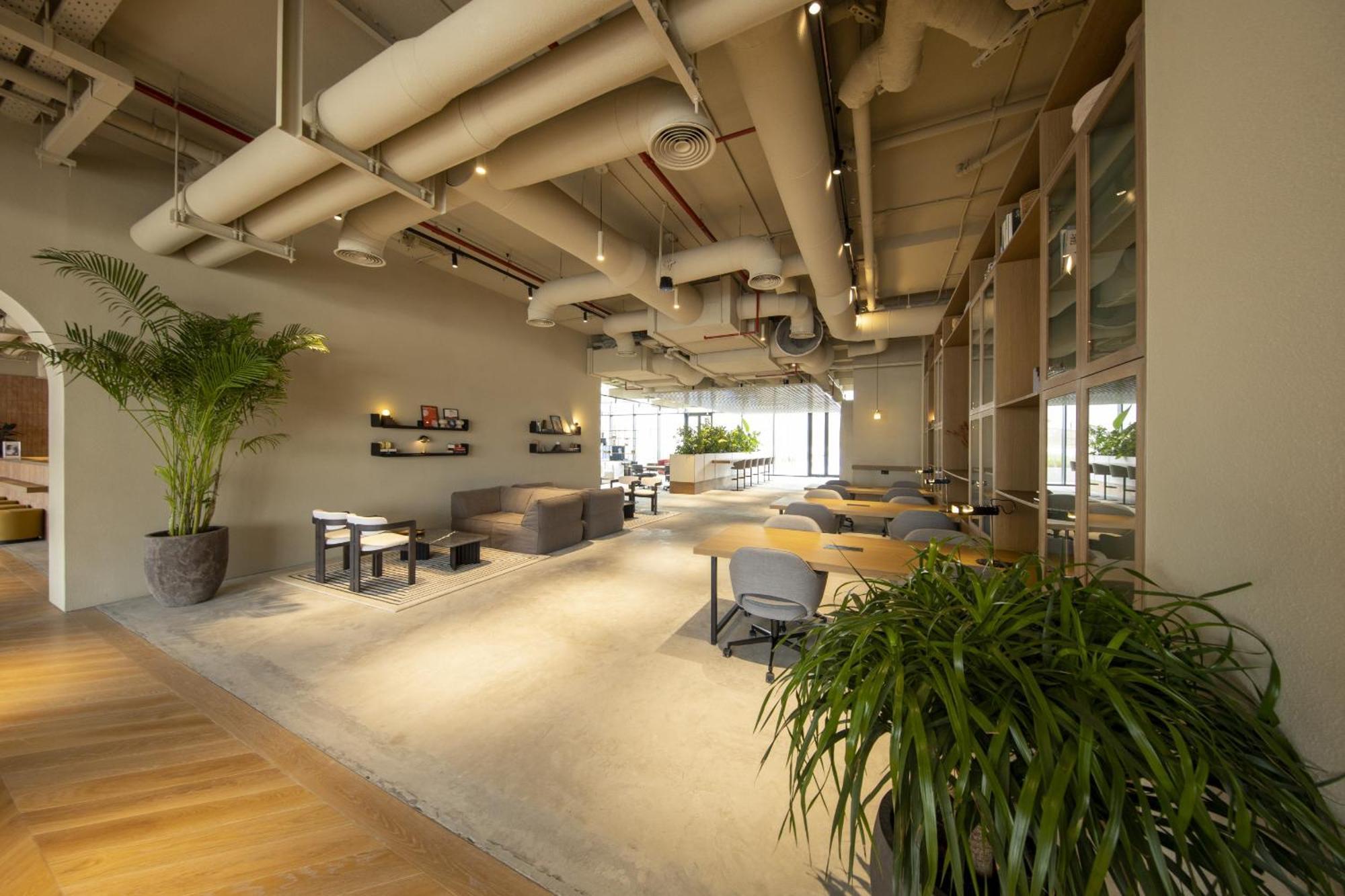 Modern & Business Travel Ready At Upside Living Apartment