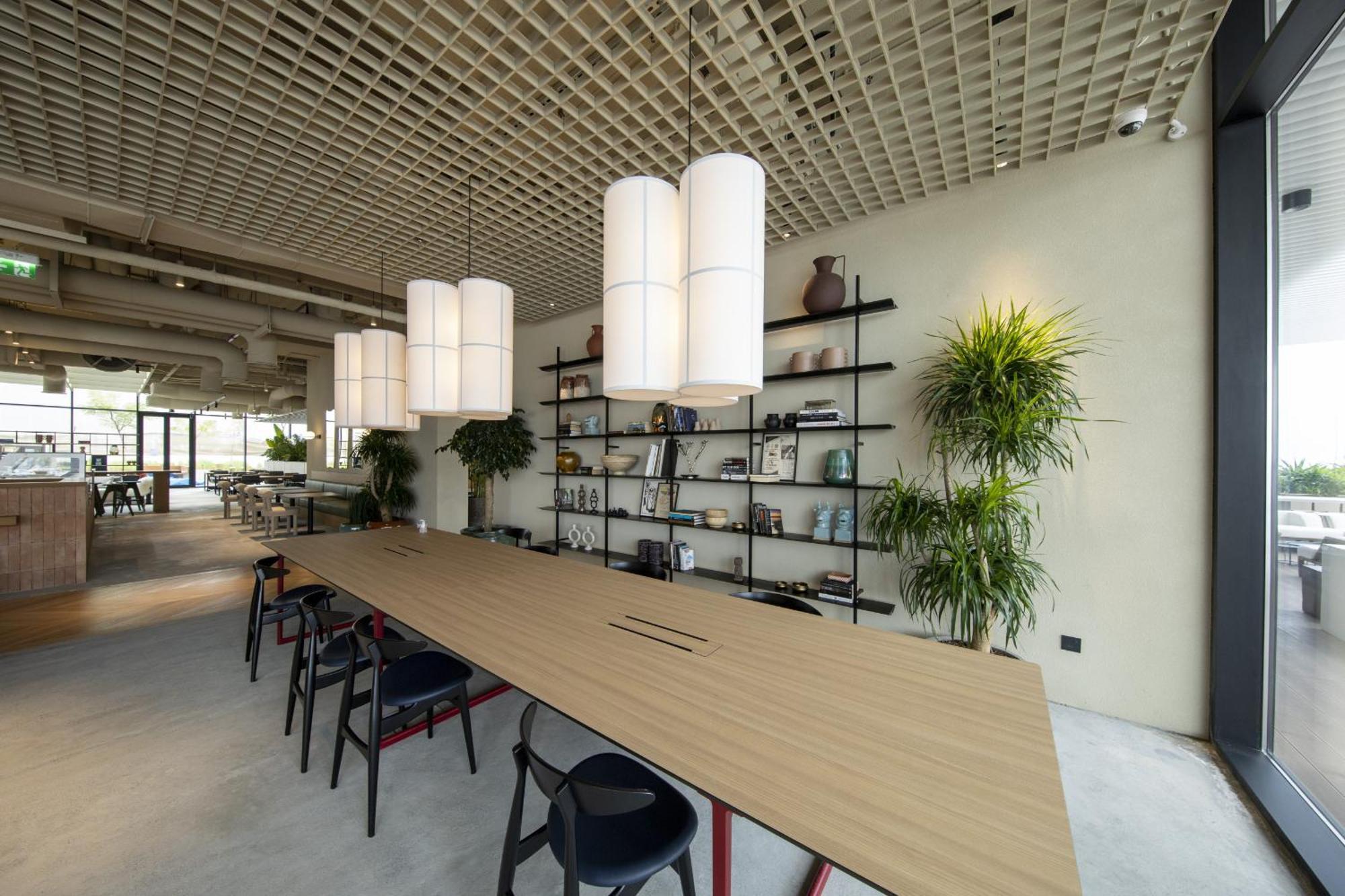 Modern & Business Travel Ready At Upside Living Apartment