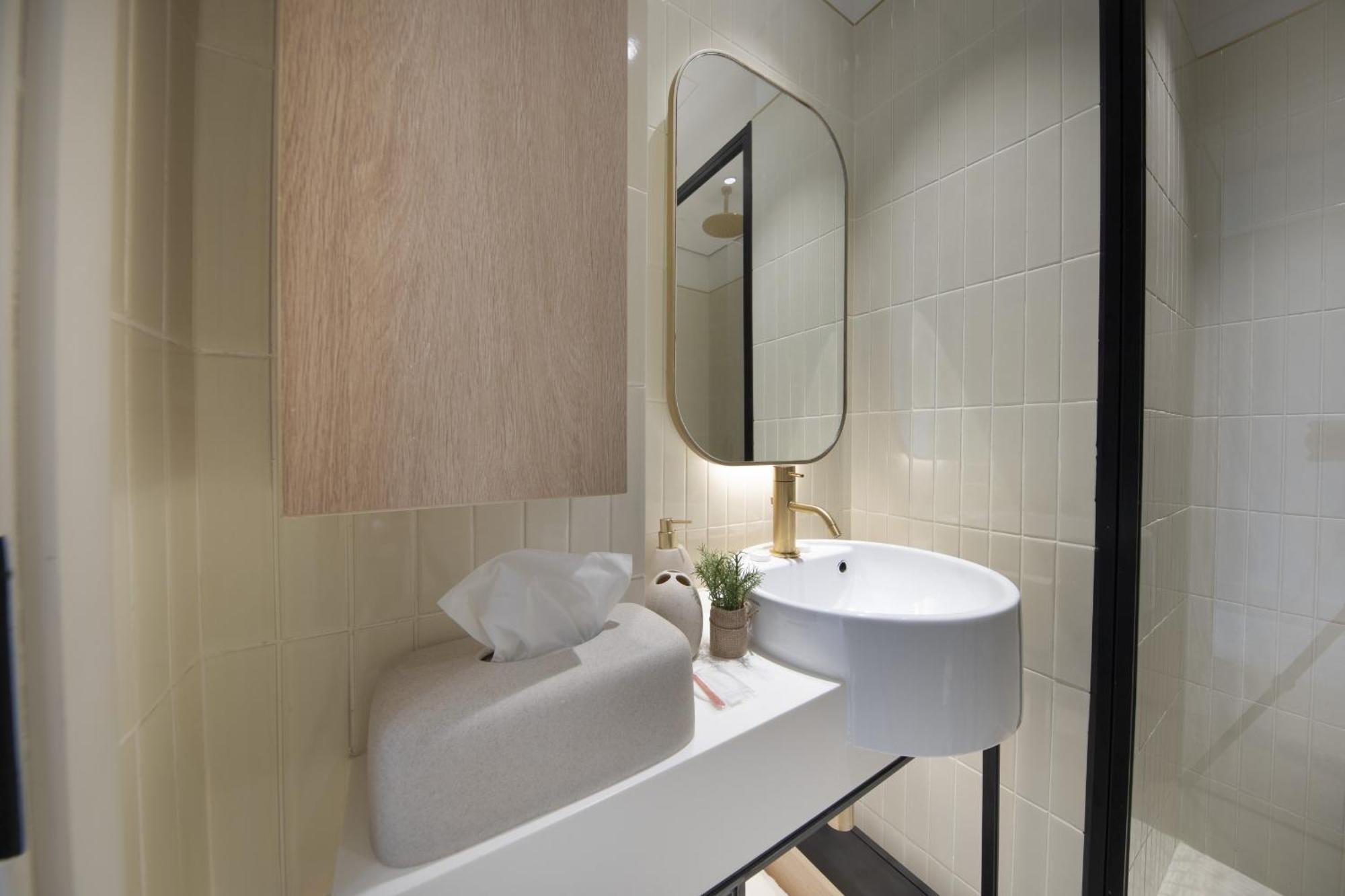 Apartment Modern & Business Travel Ready At Upside Living *