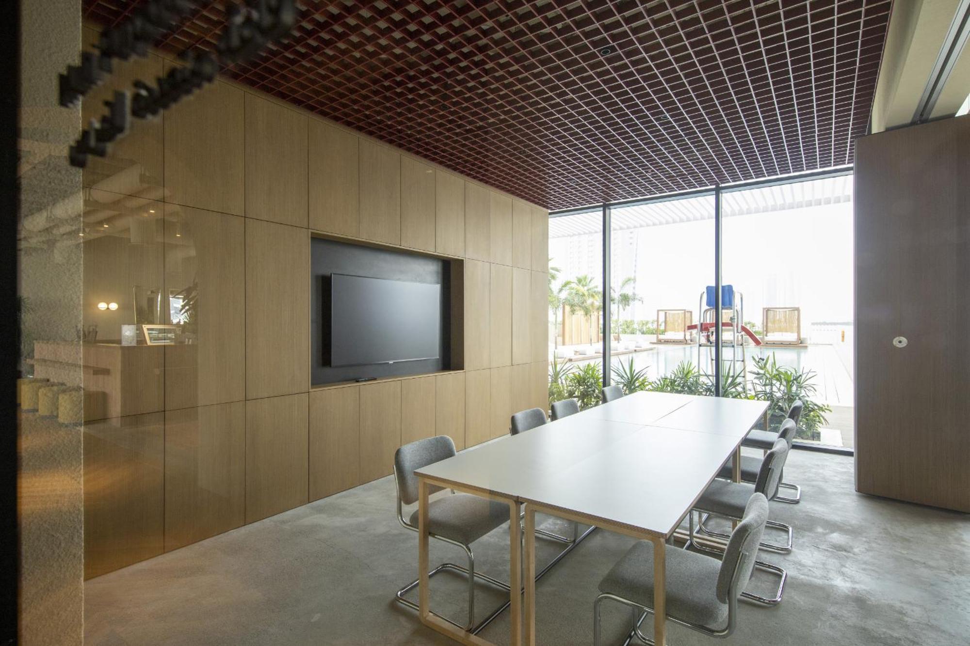 Modern & Business Travel Ready At Upside Living *