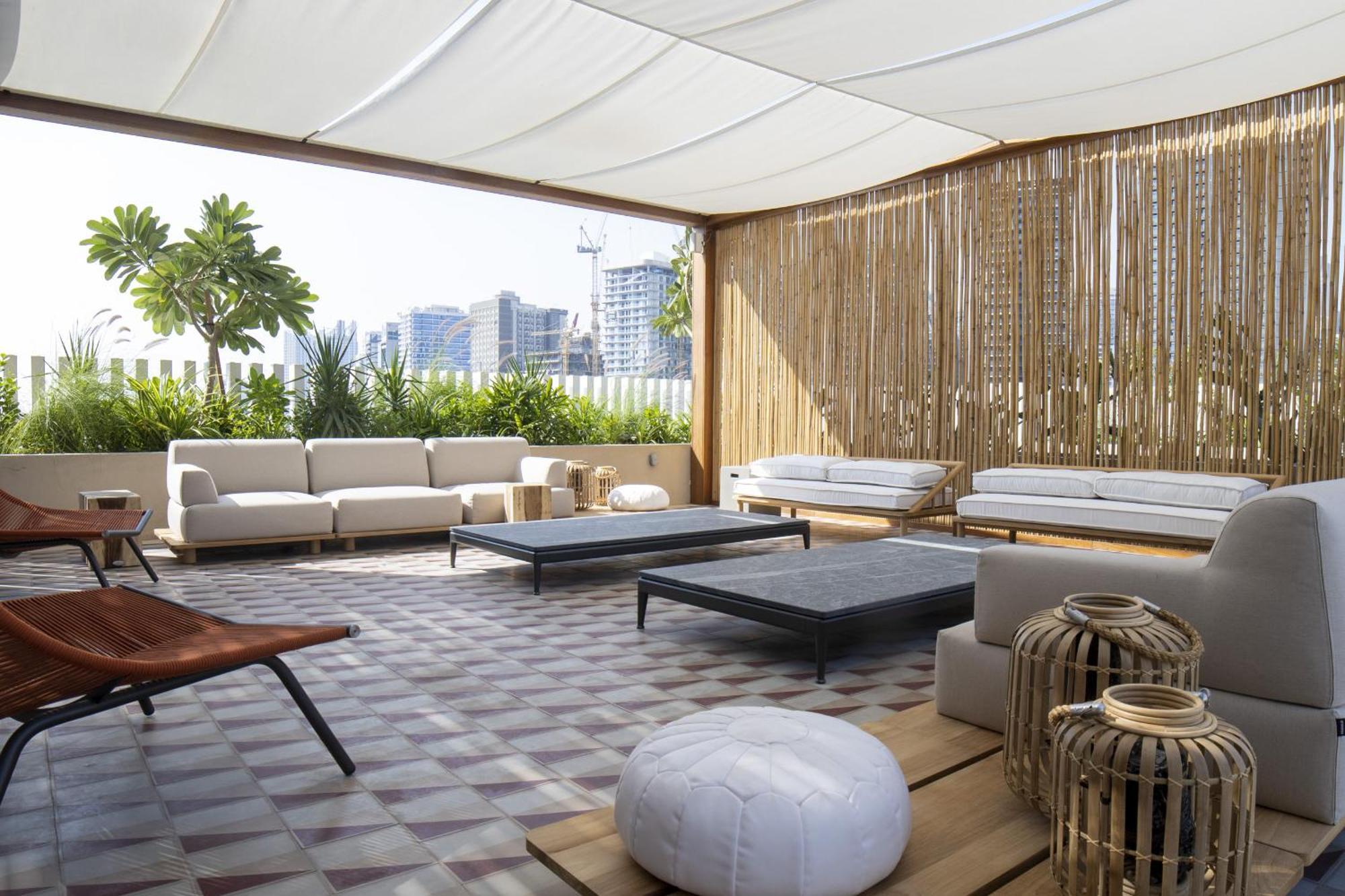 Modern & Business Travel Ready At Upside Living Apartment *
