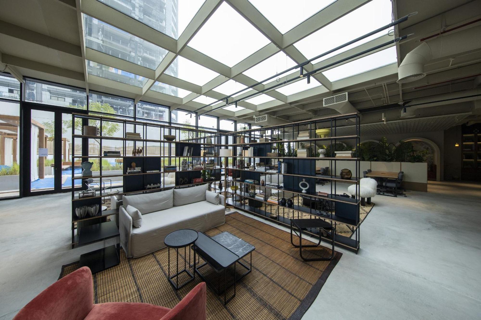 Modern & Business Travel Ready At Upside Living Apartment