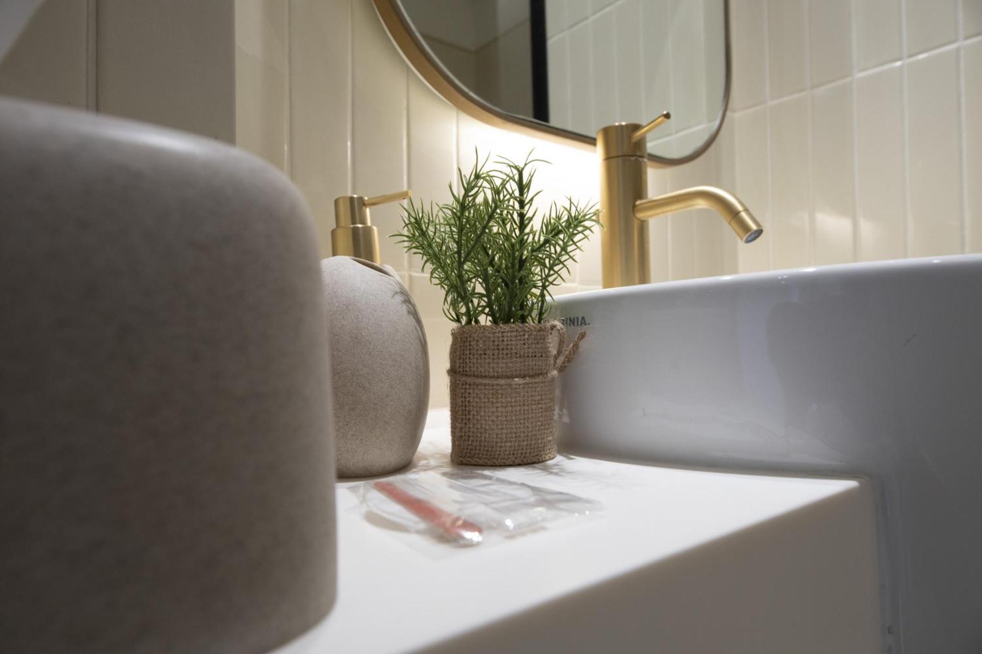 Modern & Business Travel Ready At Upside Living Apartment *